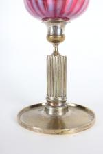 LAMPE à pétrole en bougeoir métal argenté. H. 33,5 cm...