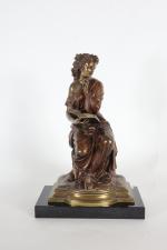 ECOLE FRANCAISE 19ème siècle. Jeune femme à la lecture, bronze...