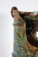 CACHE-POT en faïence, forme cylindrique à l'imitation d'un bambou et...