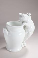 POTS (deux) à confiture en porcelaine blanche, anses en chat...