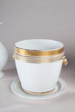 PARIS. Cache-pot circulaire à deux anses porcelaine blanche et or....
