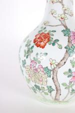 CHINE, 20ème siècle. VASE porcelaine à haut col et fond...