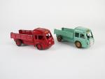 C.I.J. (Briare, v.1950-55) 2 petits camions Renault à ridelles en...