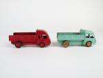 C.I.J. (Briare, v.1950-55) 2 petits camions Renault à ridelles en...
