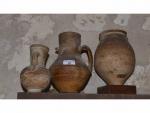 LOT de trois vases antiques en terre cuite. H. 19...