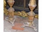 PIQUE-CIERGES (paire de) tripode en bois sculpté et doré à...