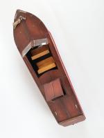 CURIOSITE : ancienne maquette en bois du canot figurant dans l'album...