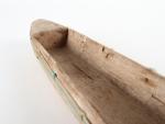 Barque rudimentaire en bois sculpté, bordée de cordages, L : 41...