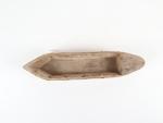 Barque rudimentaire en bois sculpté, bordée de cordages, L : 41...