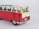 BANDAI (Japon, 1960) Volkswagen Kombi minibus , tôle laquée rouge/blanc,...