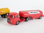 C.I.J. d'époque, 2 camions semi-remorque citerne : réf 4/70 MOBIL rouge...