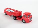 C.I.J. d'époque, 2 camions semi-remorque citerne : réf 4/70 MOBIL rouge...