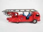 LES JOUETS J.R.D. (Montreuil, 1955) camion de pompiers Simca Cargo...