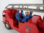 LES JOUETS J.R.D. (Montreuil, 1955) camion de pompiers Simca Cargo...