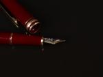 MONT-BLANC, stylo plume petit modèle en résine de couleur bordeaux
