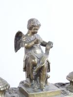 ENCRIER de bureau en bronze à sujet d'un angelot écrivant...