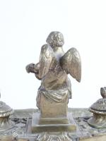 ENCRIER de bureau en bronze à sujet d'un angelot écrivant...