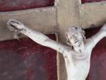 ECOLE FRANCAISE fin du 18ème siècle. Crucifix ivoire sculpté dans...