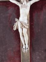 ECOLE FRANCAISE fin du 18ème siècle. Crucifix ivoire sculpté dans...