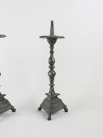 PIQUE-CIERGES (paire de) tripodes, pieds griffes en bronze, 18ème siècle....