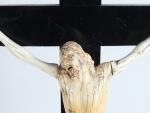 CRUCIFIX en ivoire. Vers 1700. Sur croix en bois noirci....