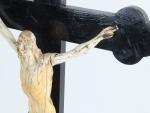 CRUCIFIX en ivoire. Vers 1700. Sur croix en bois noirci....