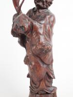 CHINE (19ème). Statue en racine sculpté "Sage tenant un bâton"....