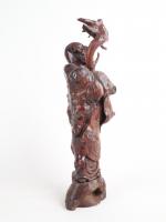 CHINE (19ème). Statue en racine sculpté "Sage tenant un bâton"....