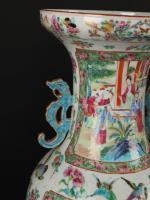 CANTON (19ème). Paire d'importants vases à riche décor de scènes...