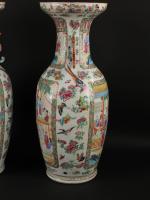 CANTON (19ème). Paire d'importants vases à riche décor de scènes...