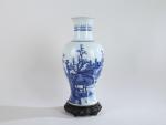 * CHINE, 19ème siècle - VASE en porcelaine à décor...