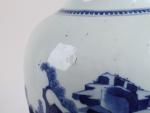 * CHINE, 19ème siècle - VASE en porcelaine à décor...