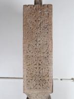 COLONNE en bois sculpté. Travail des Indes du 19ème siècle...