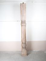 COLONNE en bois sculpté. Travail des Indes du 19ème siècle...