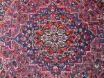 IRAN. GRAND TAPIS de laine à fond rose et rosaces...