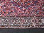 IRAN. GRAND TAPIS de laine à fond rose et rosaces...