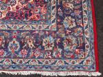IRAN. TAPIS de laine à fond rouge et rosace centrale....