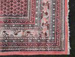 IRAN. TAPIS de laine à fond rose et décor d'un...