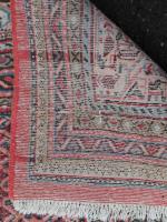 IRAN. TAPIS de laine à fond rose et décor d'un...