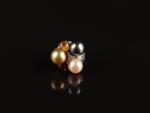 BAGUE or avec trois perles de culture, pierres et diamants,...
