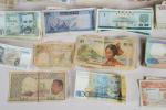 LOT de billets étrangers et monnaies (certaines démonétisées)