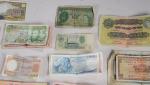 LOT de billets étrangers et monnaies (certaines démonétisées)