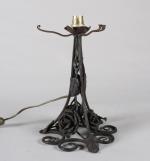PIED de LAMPE en métal. Vers 1910. H. 43 cm