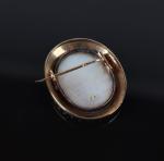 BROCHE ovale d'une miniature sur nacre, cadre de perles monture...