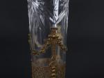 VASE cornet en cristal taillé à monture de bronze ciselé....