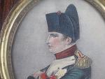 LITHOGRAPHIE dans un cadre médaillon en acajou représentant Napoléon. H....