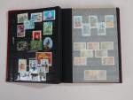 ALBUMS (trois) de timbres : pays étrangers (env. 1150), France...