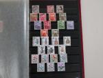 ALBUMS (trois) de timbres : pays étrangers (env. 1150), France...