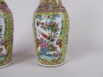 CANTON 19ème siècle - Paire de vases en porcelaine à...