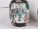 CHINE, Nankin, fin du 19ème siècle - Paire de vases...